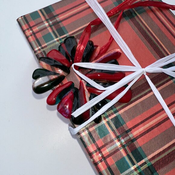 #9308 RED CLEAR BLACK WREATH ORNAMENT / WINDOW SUNCATCHER - Picture 10 of 11